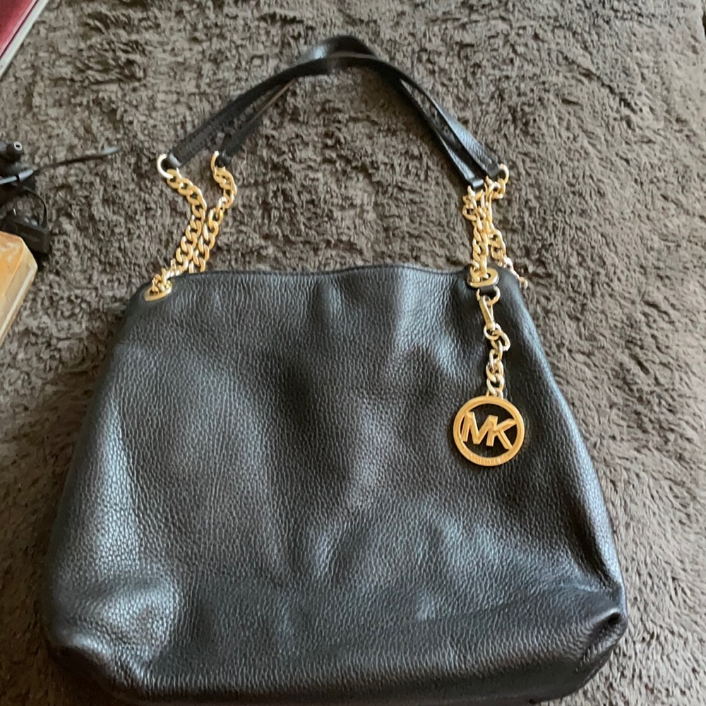 Gently used Michael Kors purse. No worn spots.
